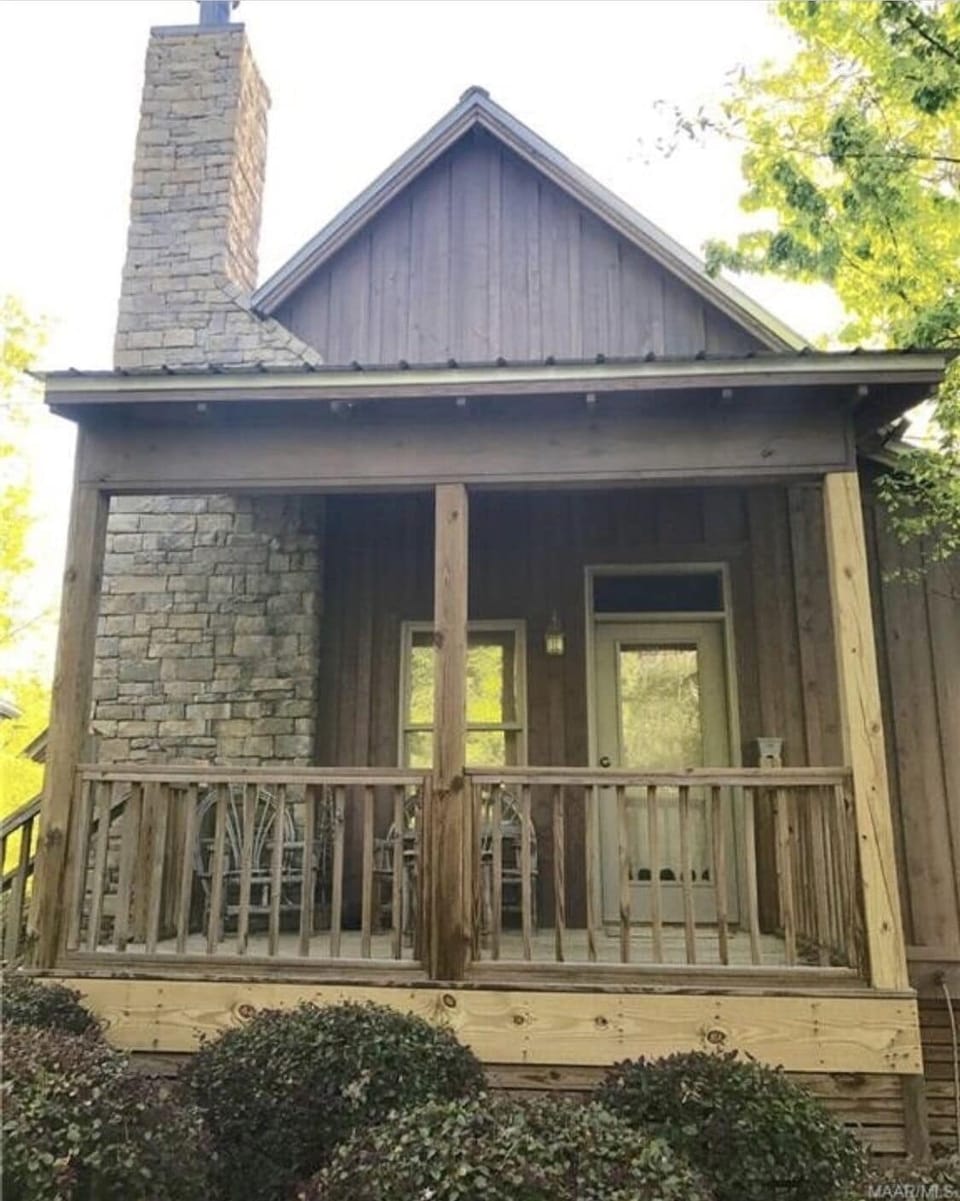 Beautiful 2 bed/2 bath SouthernLiving Cottage on Lake Martin.