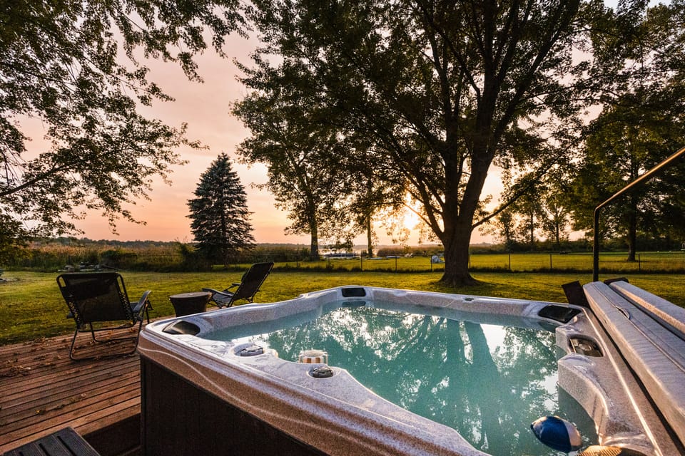 Outdoor spa tub