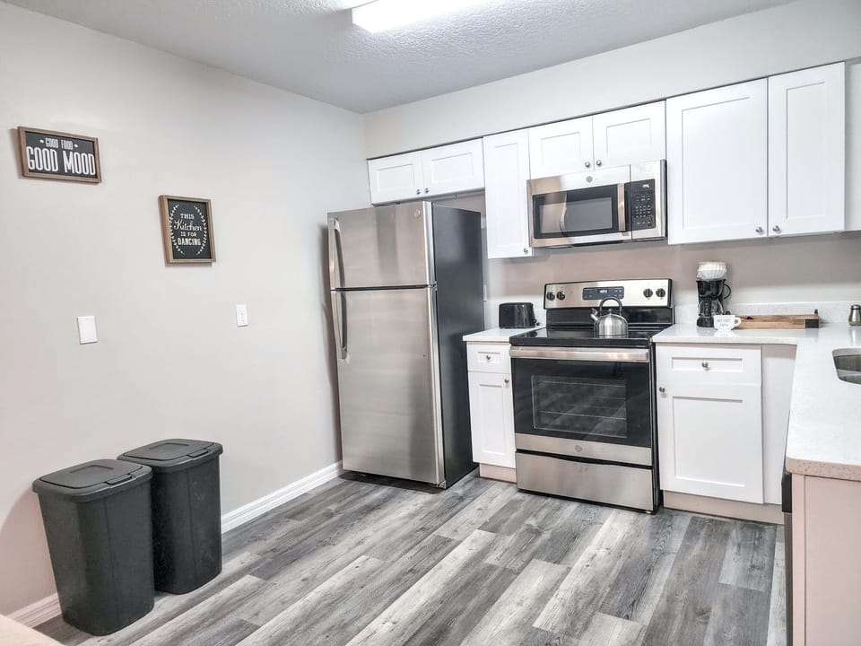 full kitchen, stainless steel appliances, all cookware, blender, coffee maker