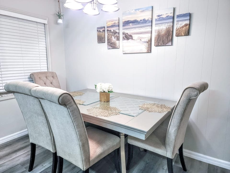 dinging table with chairs 
