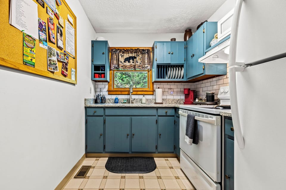 Bear Tracks Lodge's fully equipped kitchen