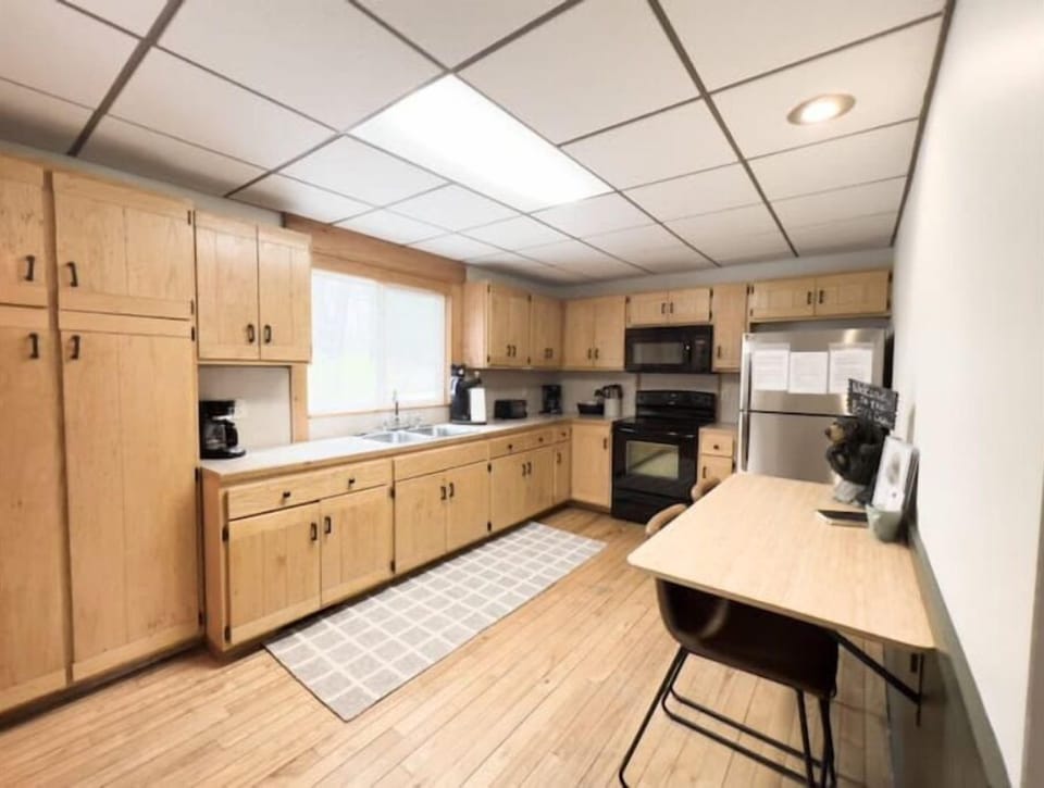 Bears Den Large, fully stocked Kitchen