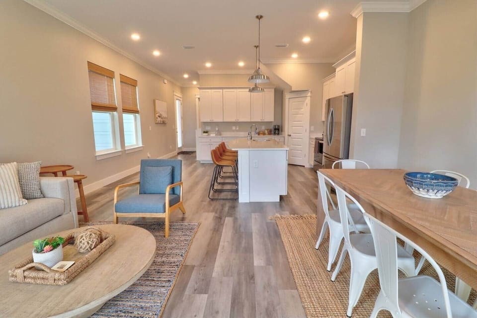 Enter into an open and airy living area with plenty of seating for everyone