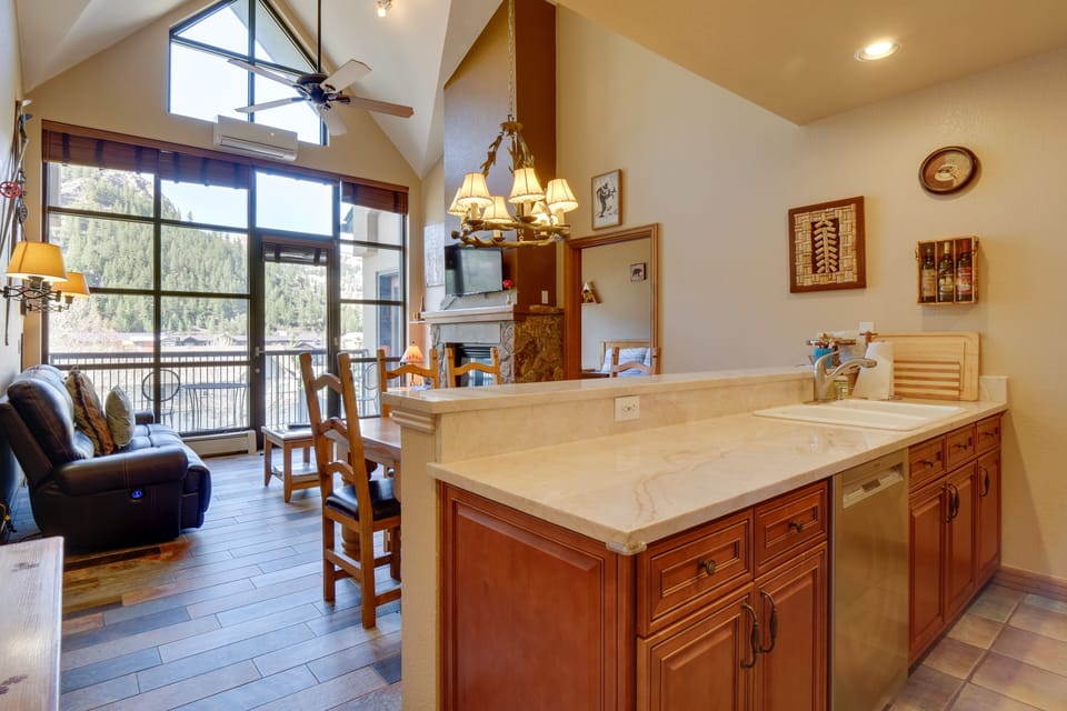 Kitchen | Coffee Maker | Cooking Basics | Dishware & Flatware Provided