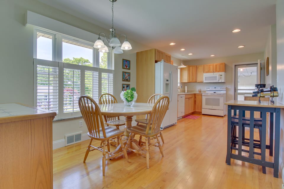 Dining Area | Dishware & Flatware Provided