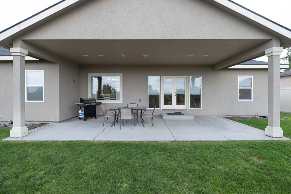 Fully Fenced Backyard w/ Barbecue