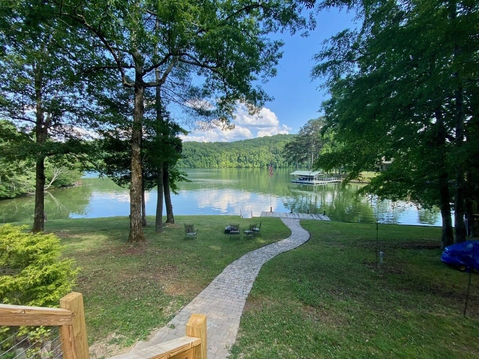 Short walk to dock, sidewalk