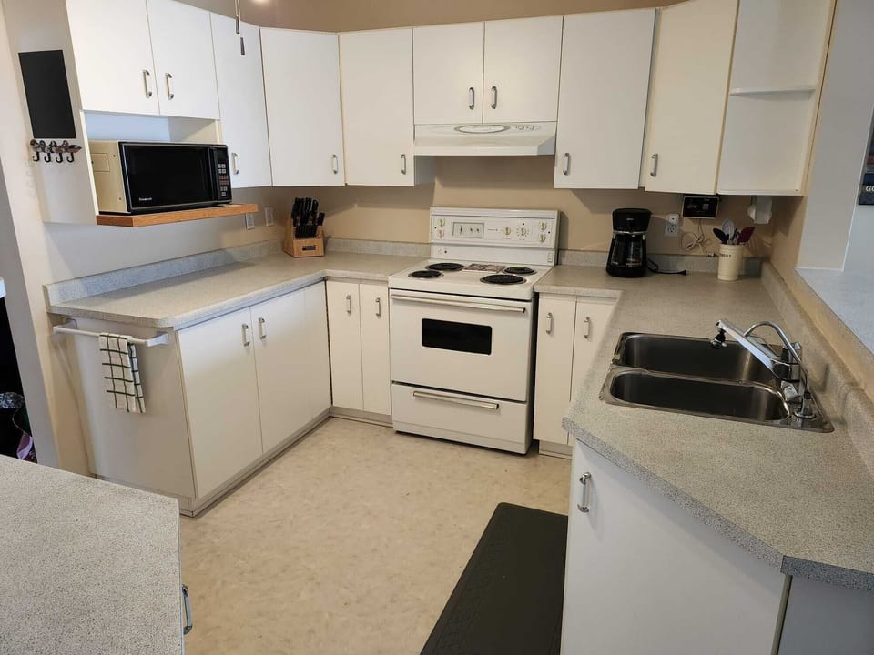 full kitchen 2