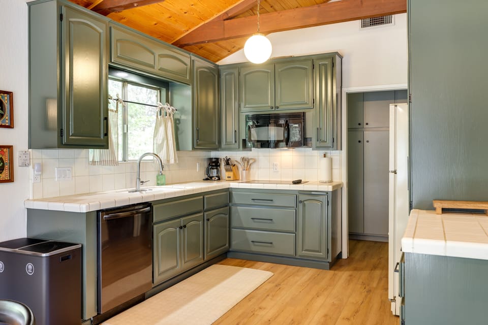 Kitchen | Cooking Basics | Paper Towels/Trash Bags Provided | Crockpot | Spices