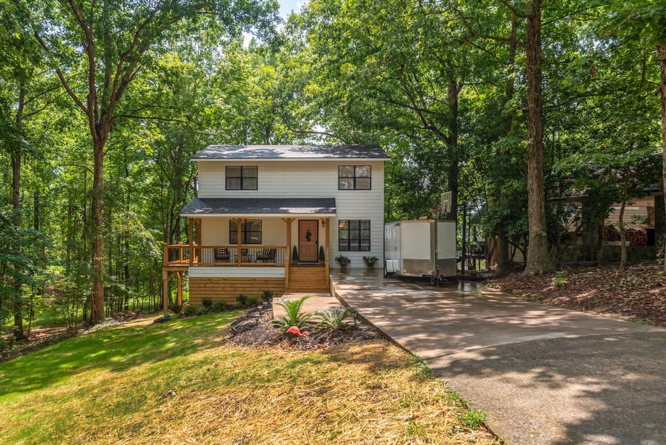 Huge driveway - can fit RVs, trailers, trucks, etc. 