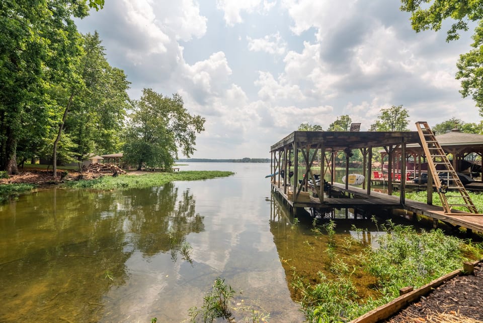 Tie your boat or jet skis to our dock. Lift not available to guests. Water 9ft.