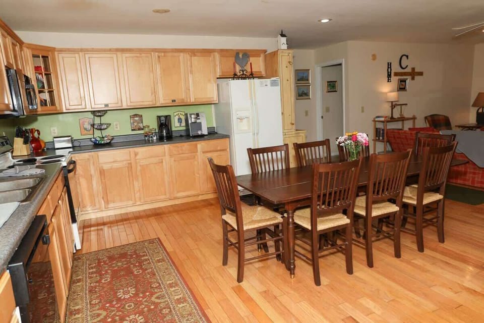 Kitchen/Dining Area