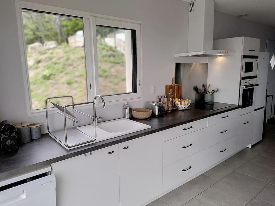 La cuisine est très bien équipée, permettant de faire à peu près tous les plats souhaités