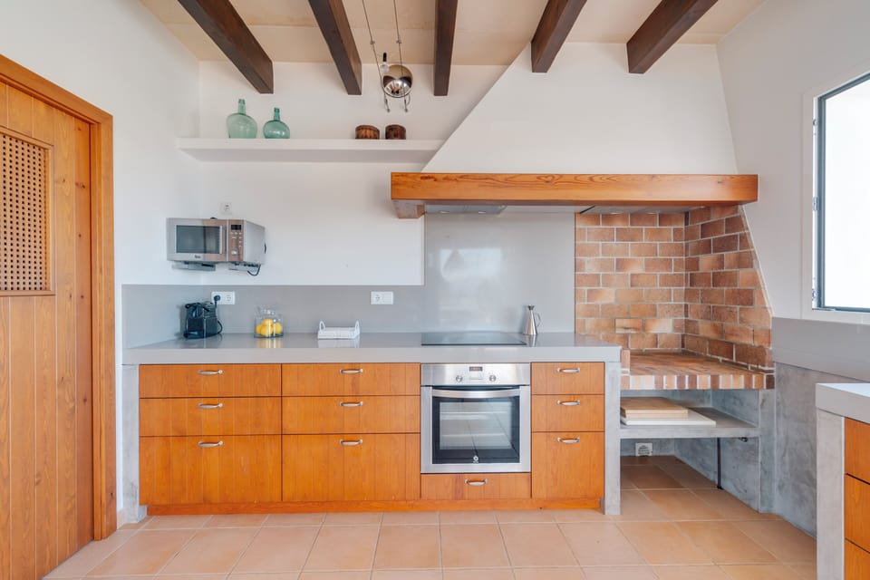 Cocina equipada, con luz natural y almacenaje