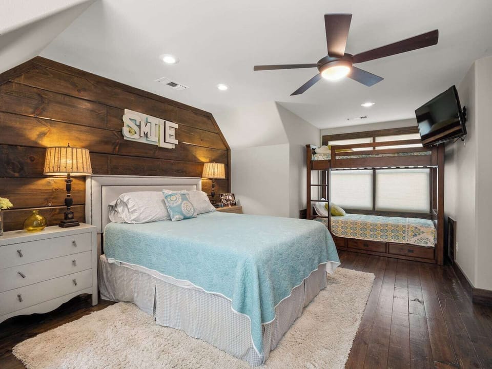 Lodge Smile Suite Queen and Bunk Beds