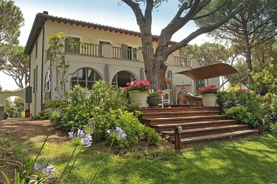 Balcony / Terrace / Patio, Building Exterior, Garden, Outdoor, Pool, Spring, Summer