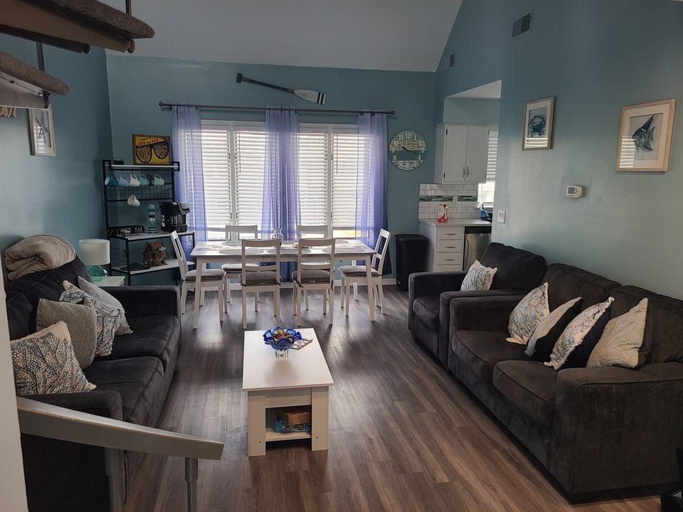 Living room with views of dining table. Our celling are vaulted. 