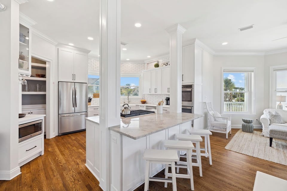 Enjoy Bar Seating for 4 - Perfect for Breakfast or Quick Bites