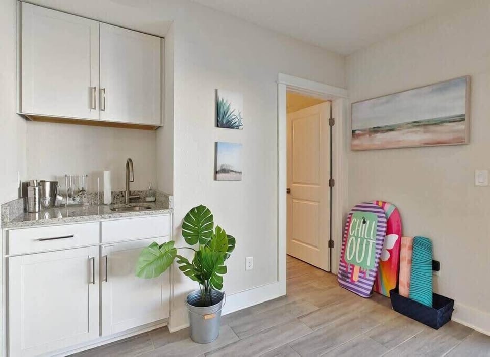 1st Floor: Wet bar (no alcohol provided) and entrance to full bath 