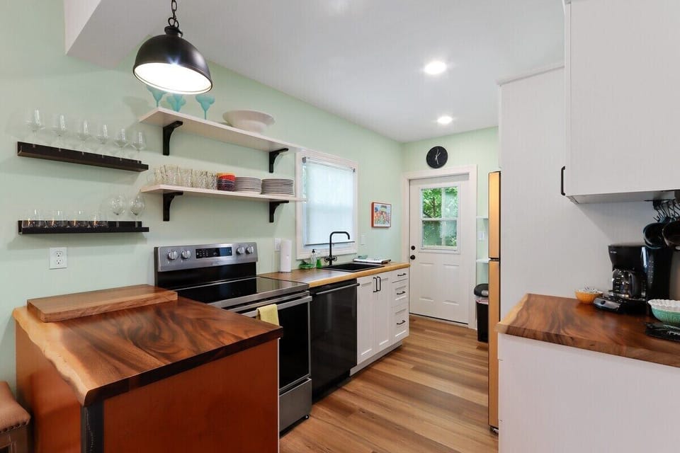 Fully equipped kitchen, electric stove