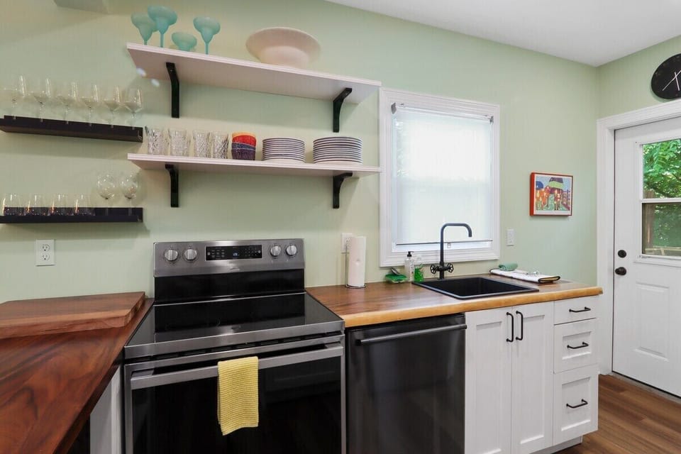 Kitchen, gas stove, dishwasher