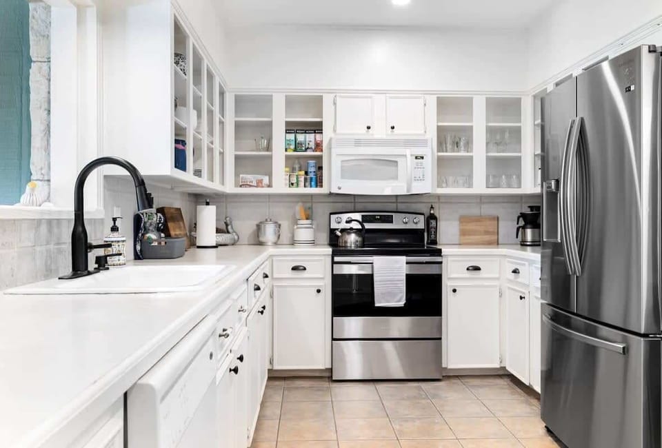 Full kitchen with amenities