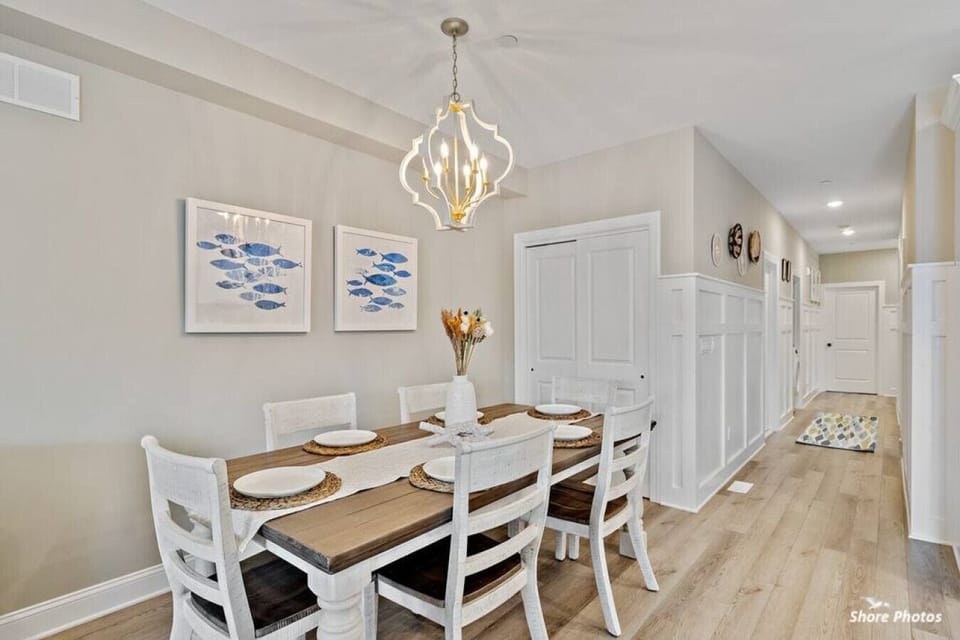 Dining area, 6-person seating