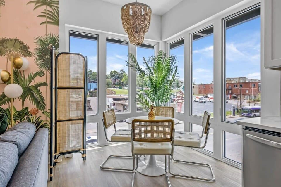 Capturing the essence of coastal living, the palm tree mural in this kitchen stands as an artful masterpiece, infusing your culinary haven with a touch of natural beauty and tranquility.