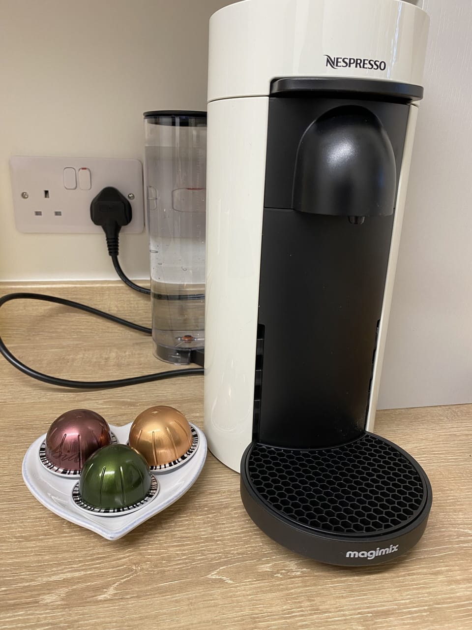 Fabulous espresso machine with pods for your use .