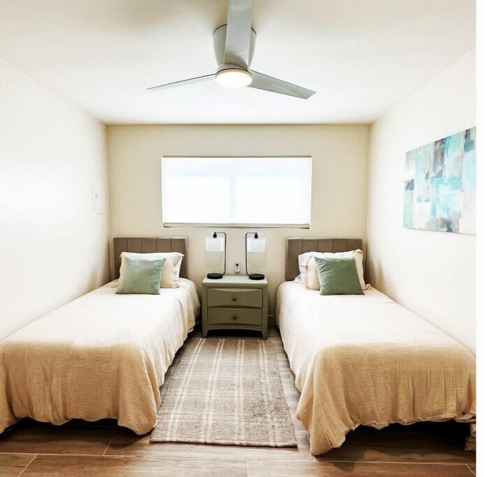Bedroom 2 with 2 twin beds