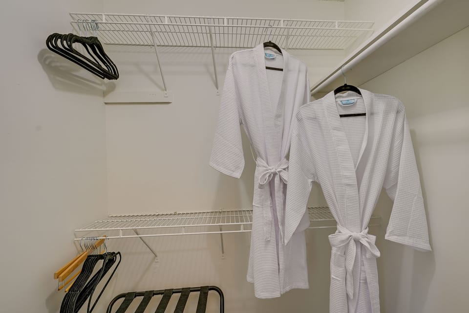 Closet | Luggage Racks