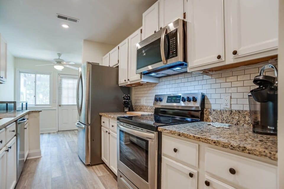 You will have everything you need in this well stocked kitchen.