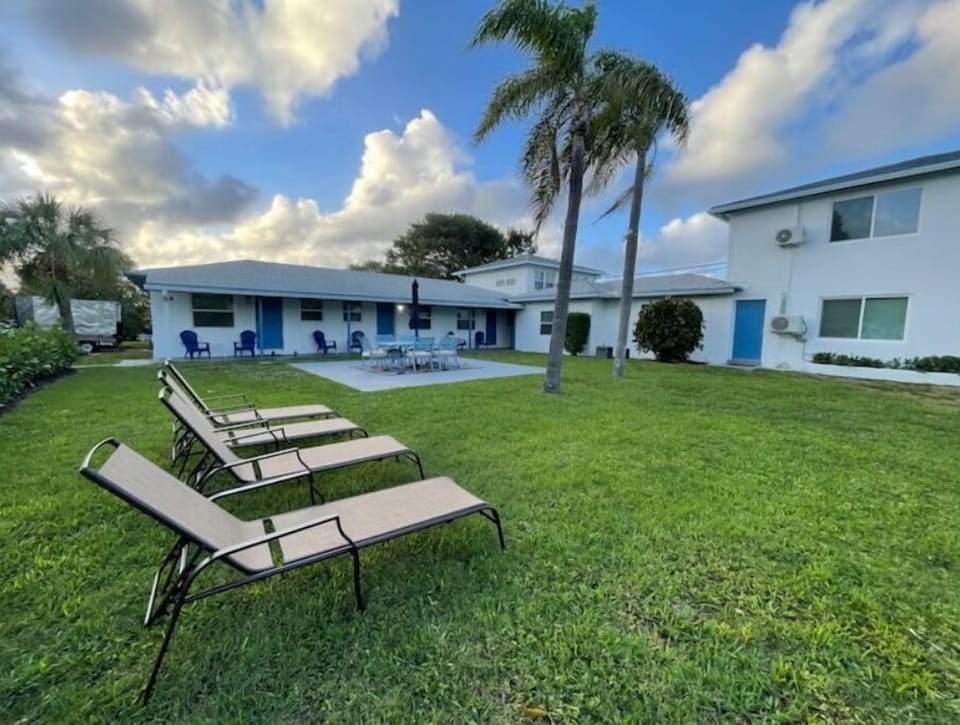 The courtyard has plenty of space to relax and enjoy the ocean breeze and tan! 