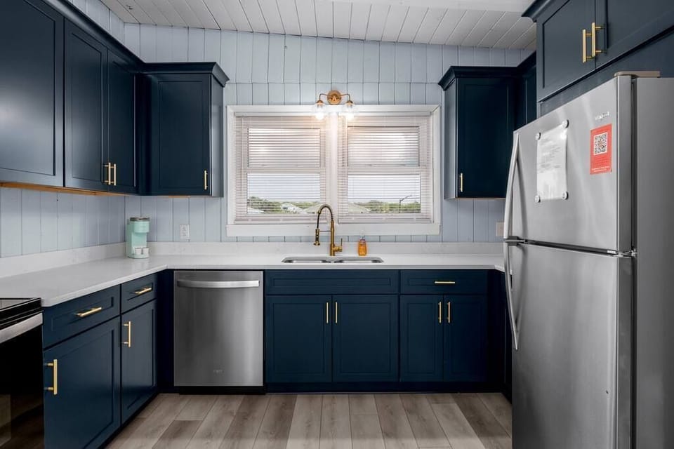 Kitchen with quartz countertop 