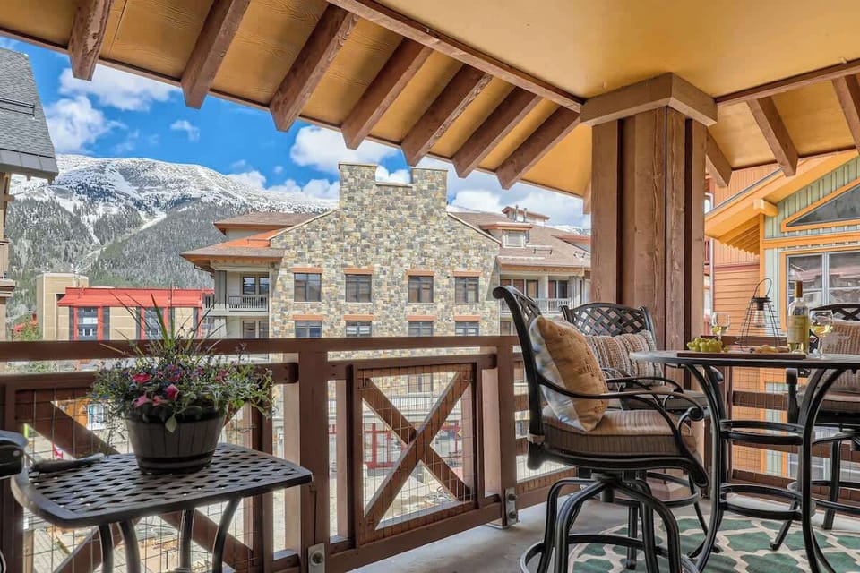 Spacious Deck, great views.