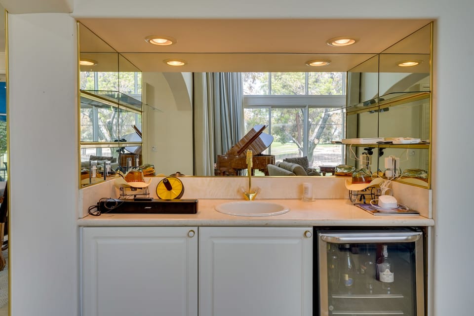 Living Room | Wet Bar