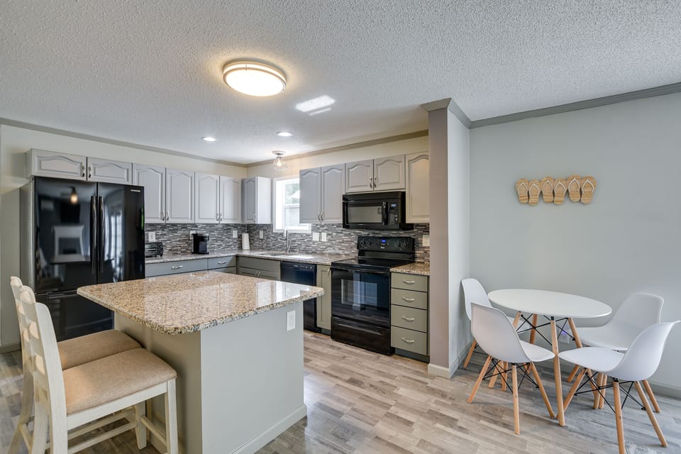Kitchen/Dining Area | Blender | Toaster | Cooking Basics