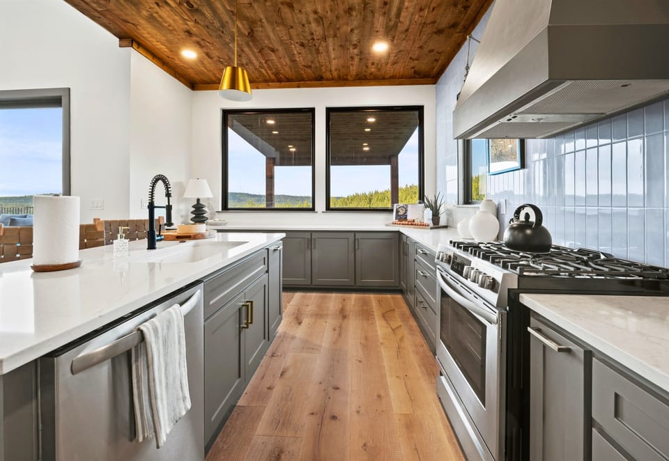 Culinary dreams come true in this kitchen with a view! Whip up your favorite recipes in style while gazing out over the great outdoors!