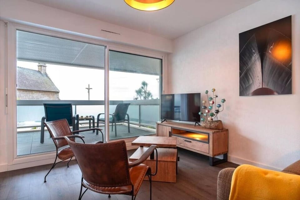 salon accès direct sur la terrasse, chambre et cuisine