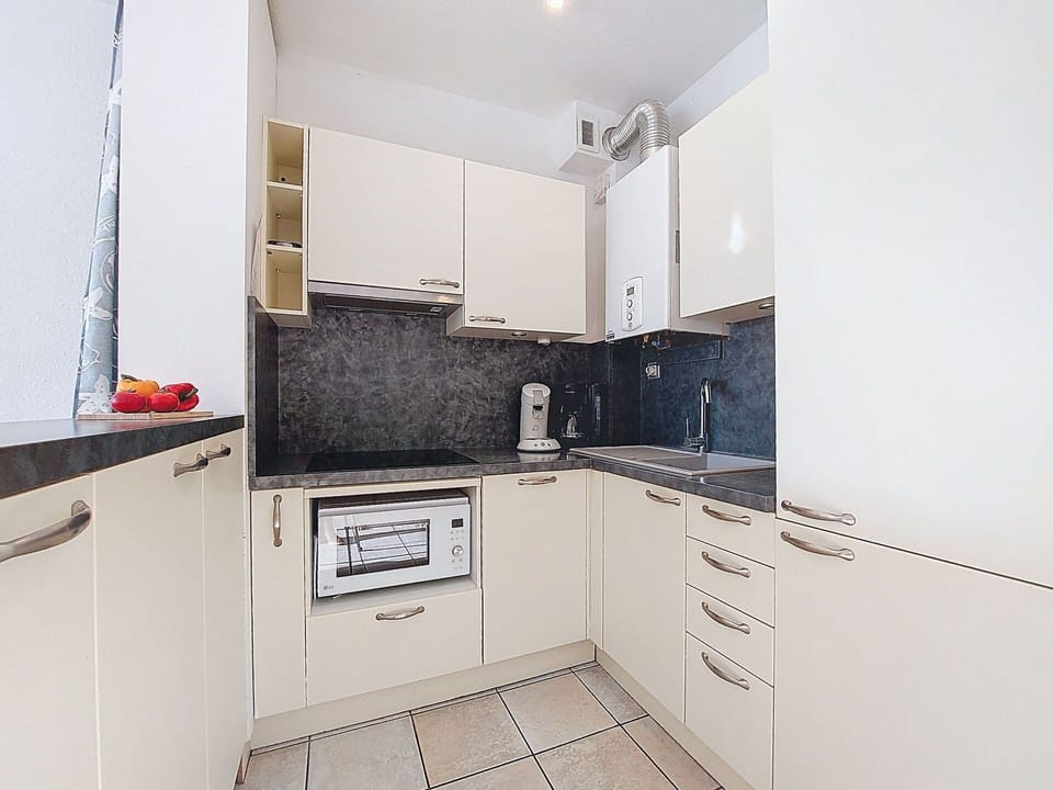 Kitchen Appliance, Kitchen, Countertop, Major Appliance, Cabinetry, Interior Design, Flooring, Home Appliance, Furniture, Floor