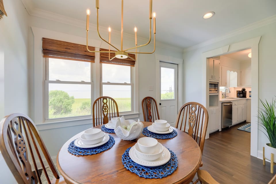 Dining Area | Dishes & Flatware Provided
