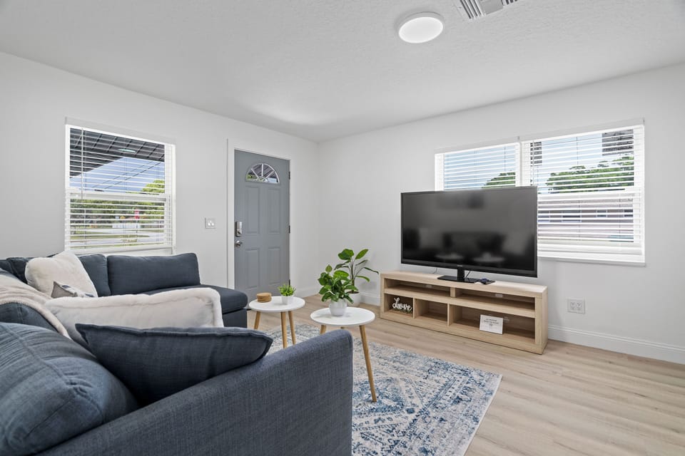 Living room with Smart TV and free WiFi