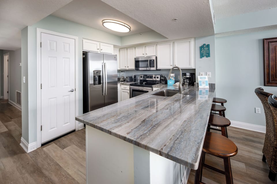 Additional seating at the kitchen island - Beautiful counter tops