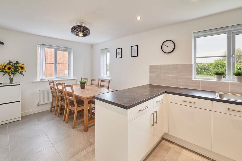 Cayton Bay Cottage, Cayton - Host & Stay