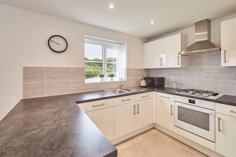 Cayton Bay Cottage, Cayton - Host & Stay