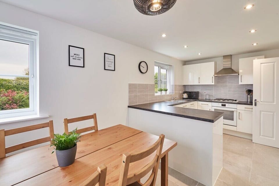 Cayton Bay Cottage, Cayton - Host & Stay