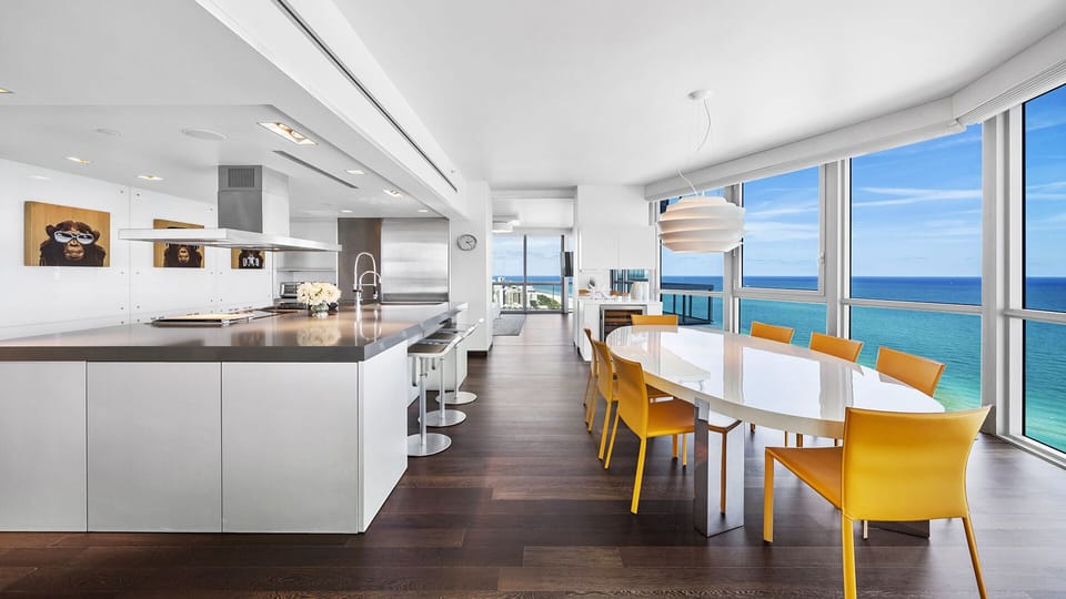 Full Kitchen with Dining Table