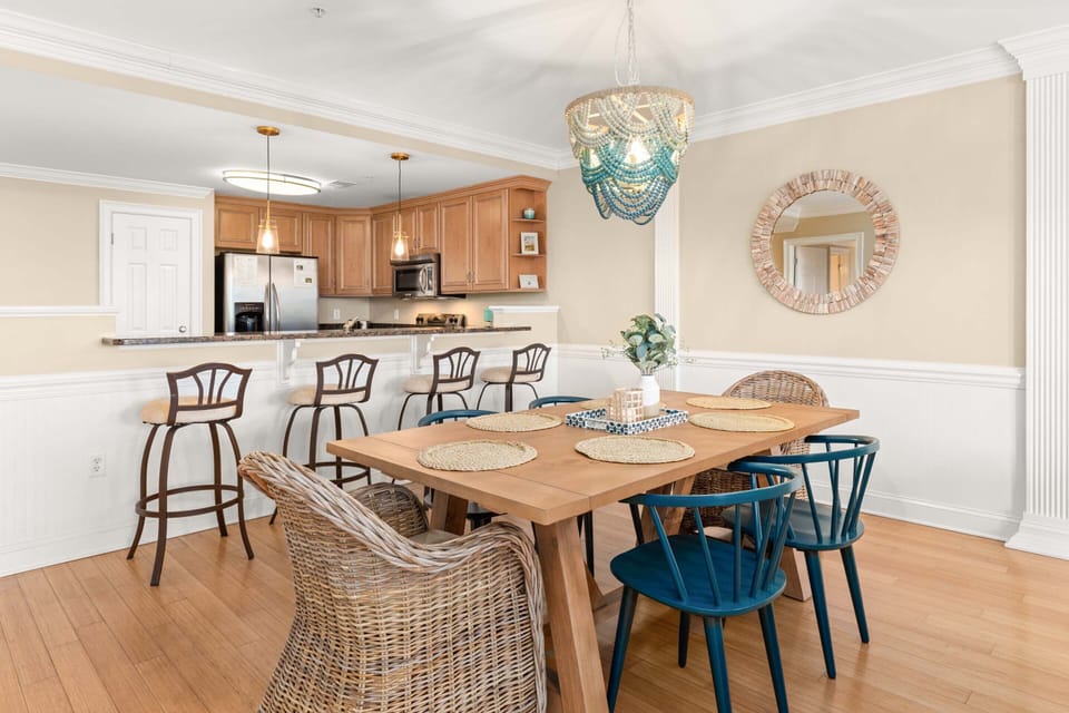 Dining area with seating for 6 and counter seating for 4
