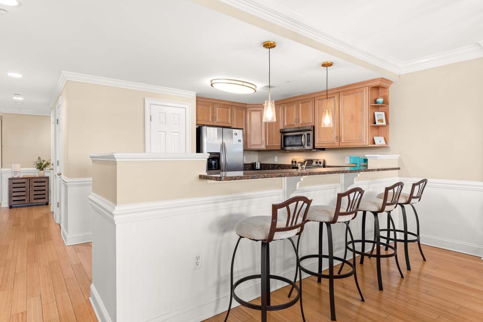 Kitchen with counter seating for 4