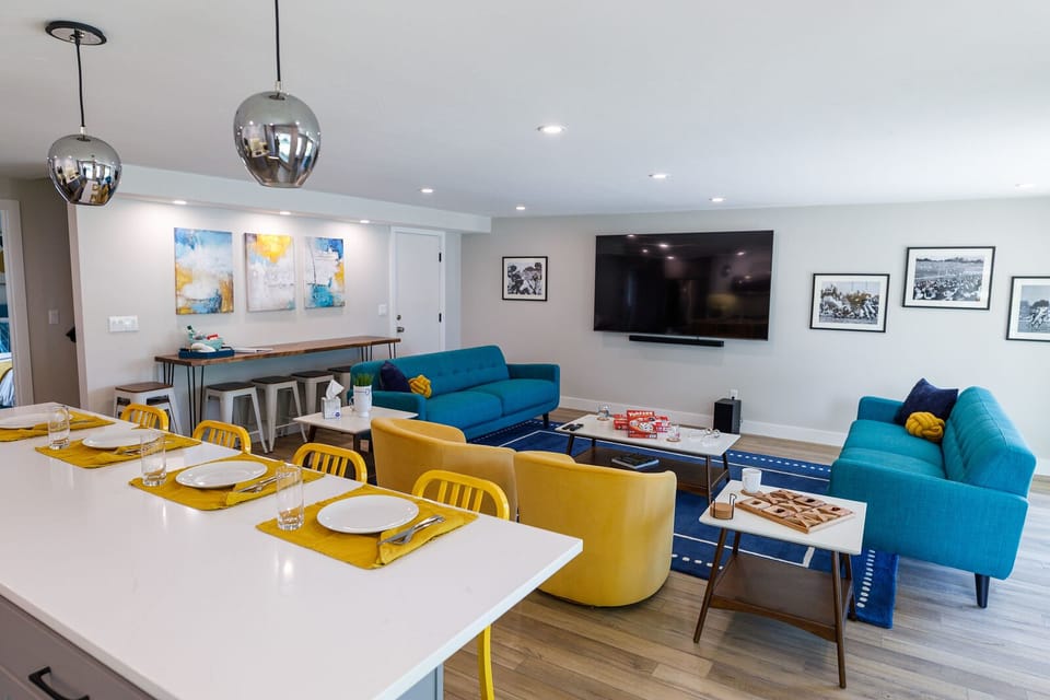 4 stools at the kitchen island